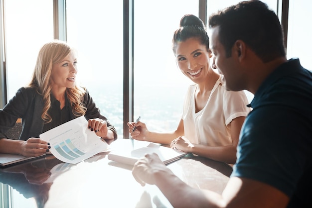 Деловая команда обсуждает инвестиционный портфель